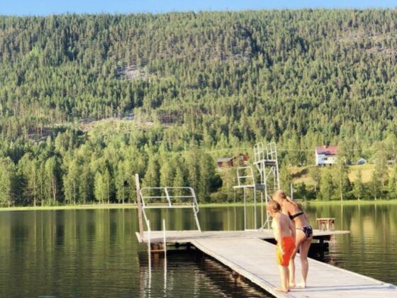 Stortjärn Långå. Bad med hopptorn och bryggor.