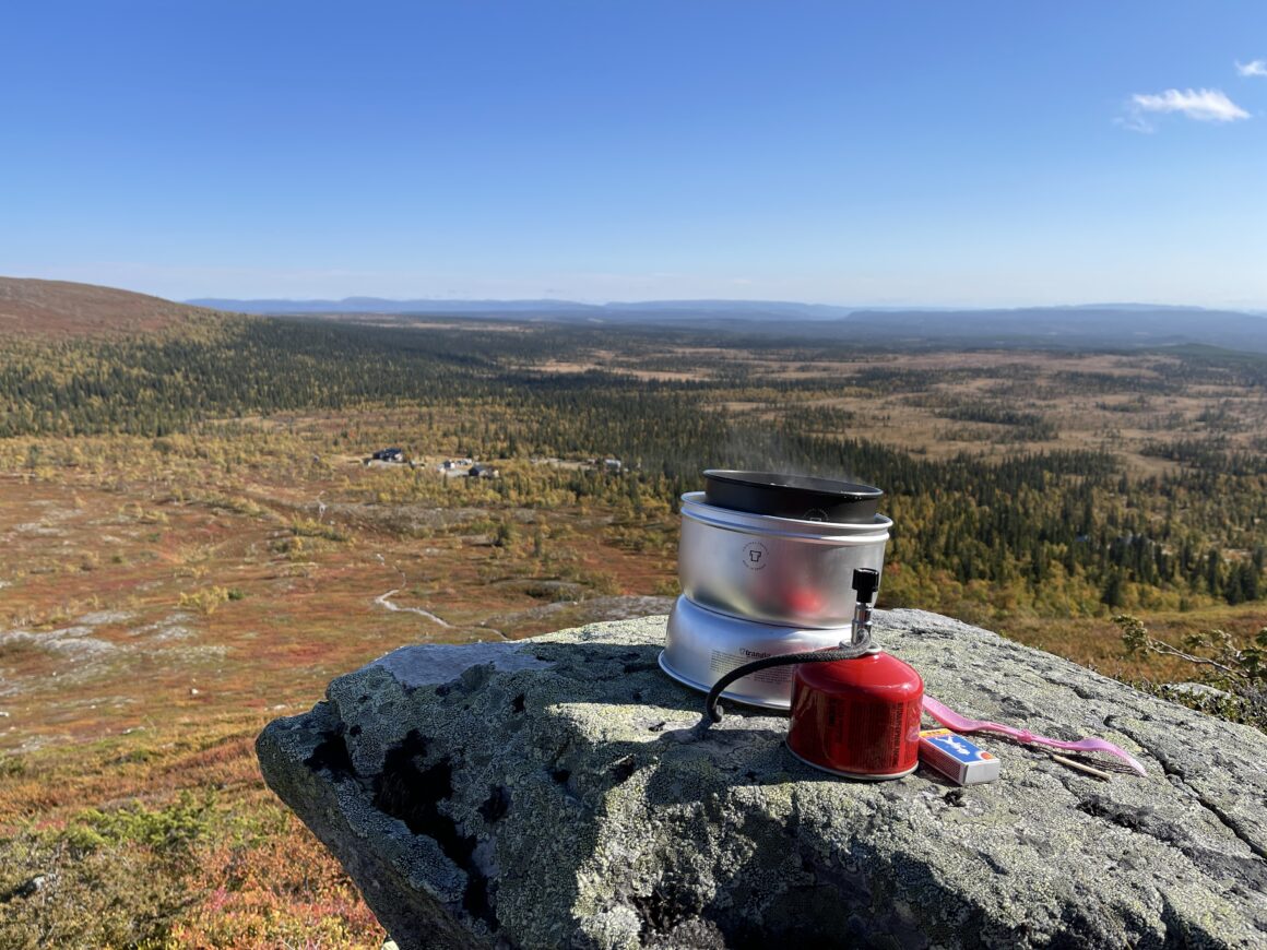 Trangia-kök på fjälltopp. Dags för lunch med magisk utsikt över dalgångarna från Särvfjället.