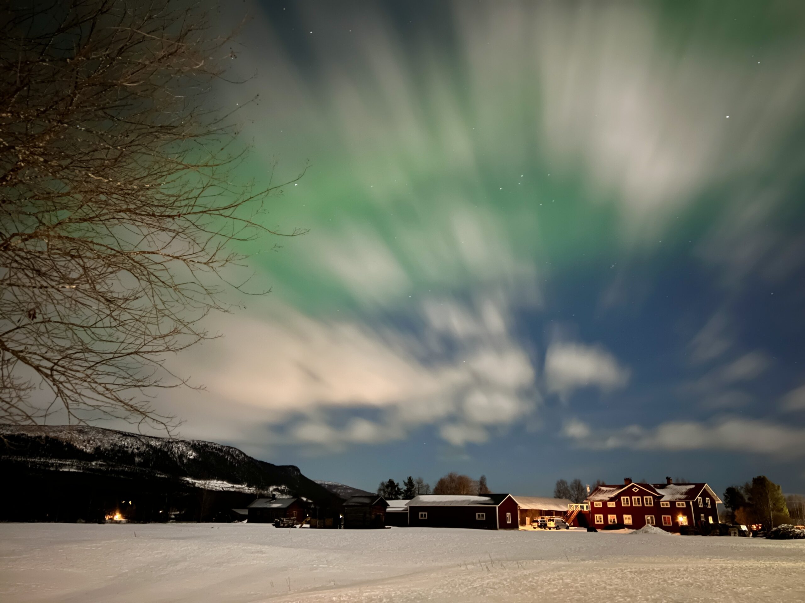Norrsken över gården Nusan Vemdalen