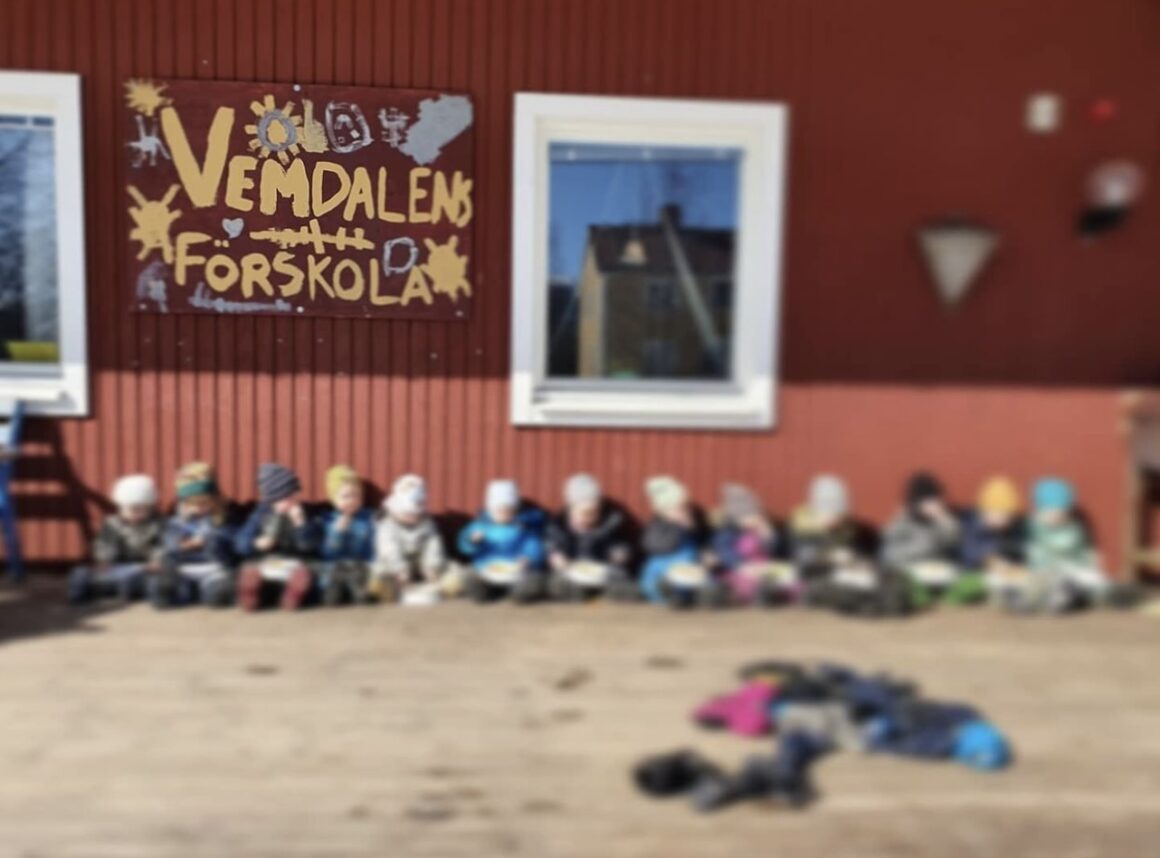 Utelunch med barn på rad hos Vemdalens förskola