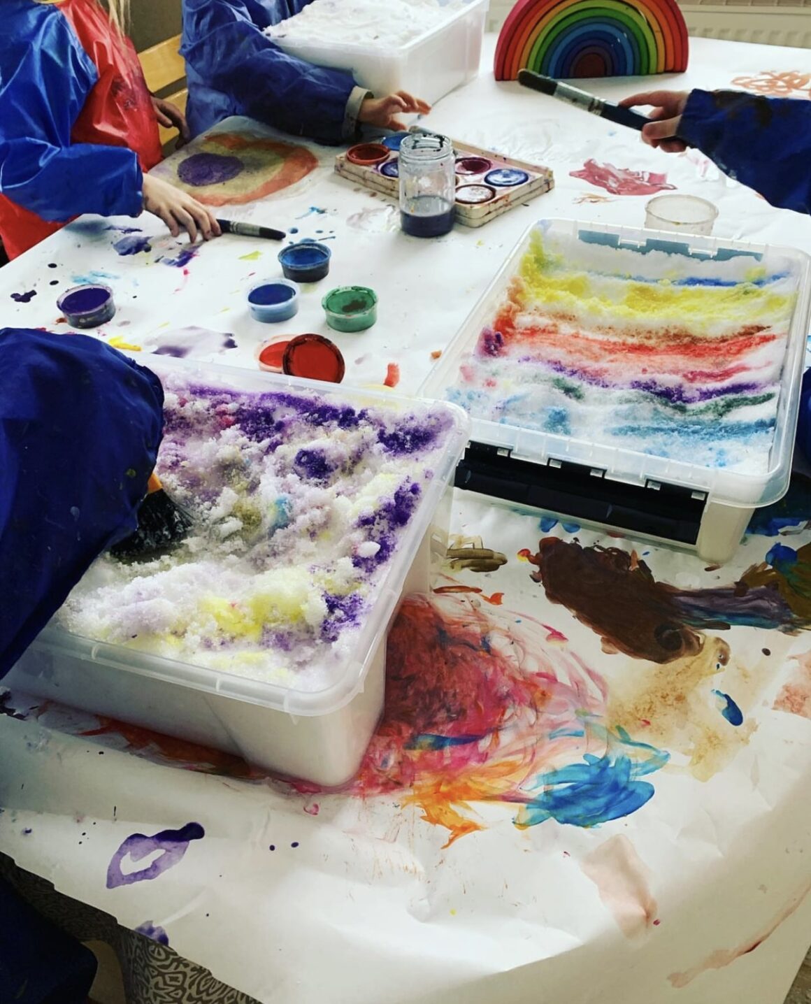Barnen målar regnbågar i snö med vattenfärg hos Vemdalens förskola.