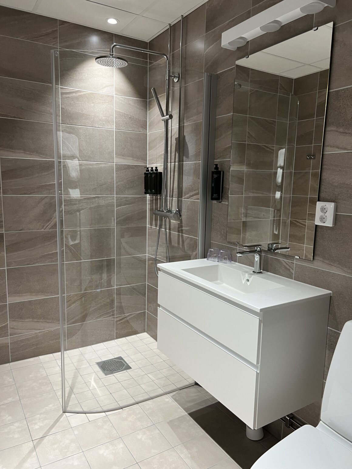 Badrum med lugna färger. Hotell Klövsjöfjäll