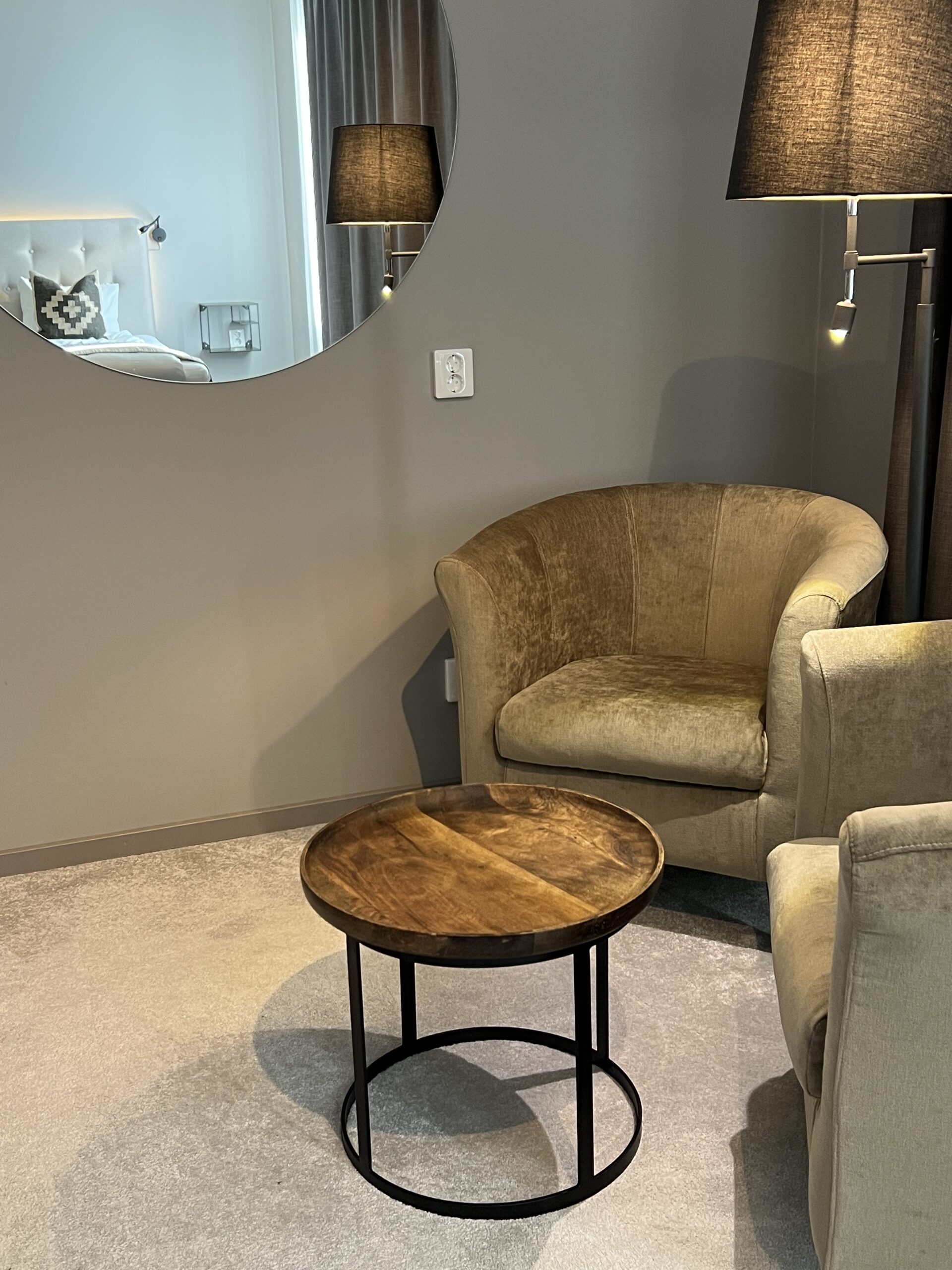 Inredning på Hotell Klövsjöfjäll. Fåtöljer och ett soffbord.