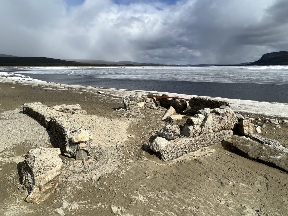 Delar av en husgrund från den dränkta byn Valmåsen i Härjedalen.