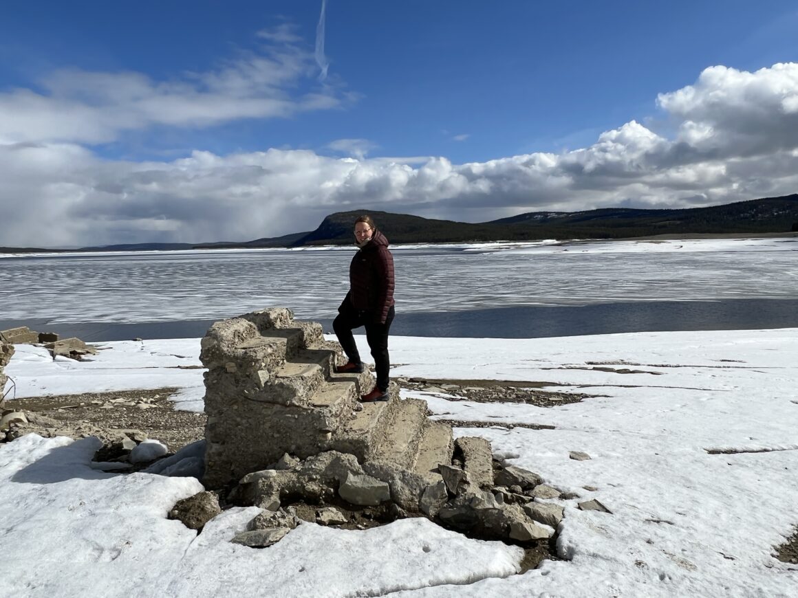 Caroline Fredin på en trappa i byn Valmåsen.