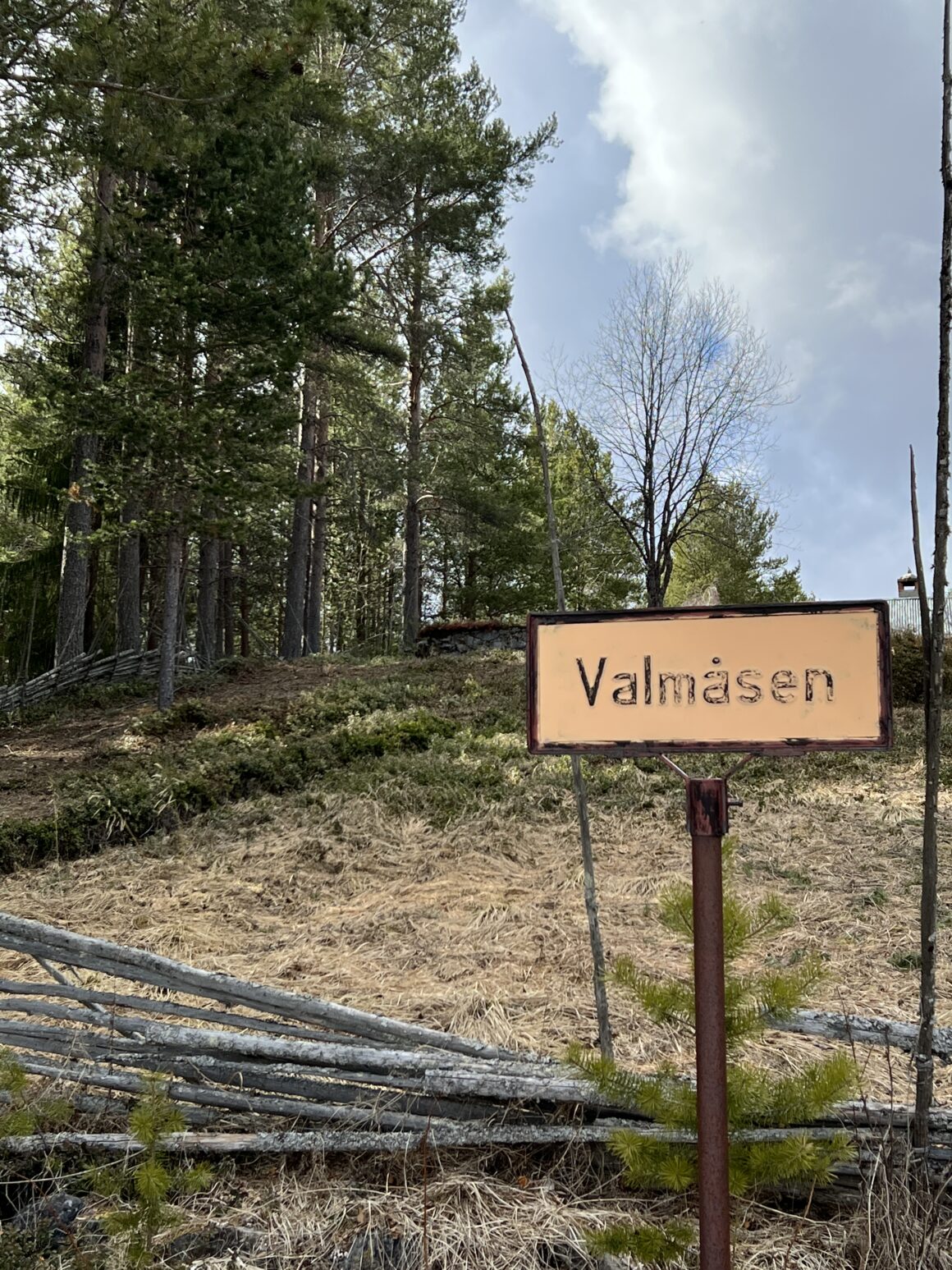 Skylt Valmåsen.