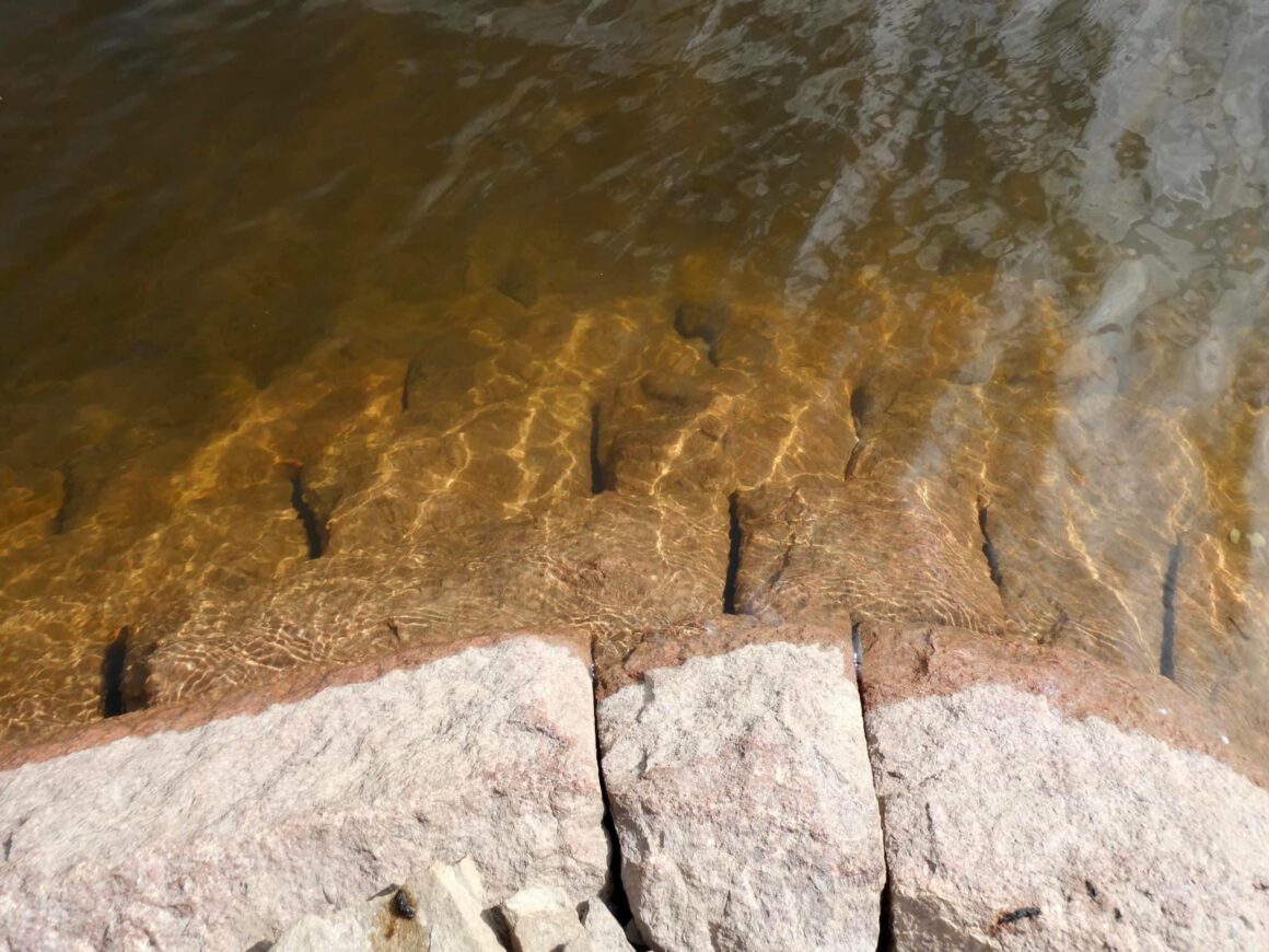 Stenläggning vid brofästet över Ljusnan, Valmåsen.