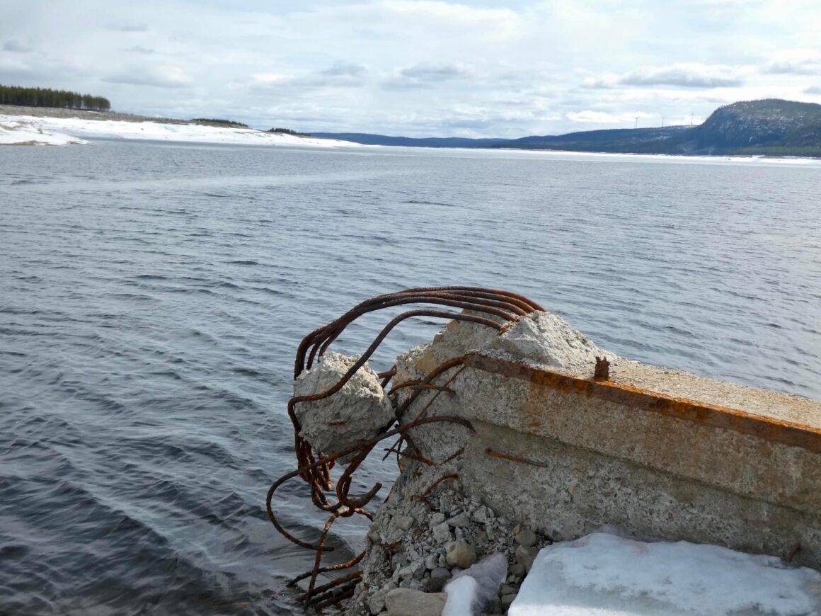 Delar av den sprängda bron över Ljusnan i Valmåsen.