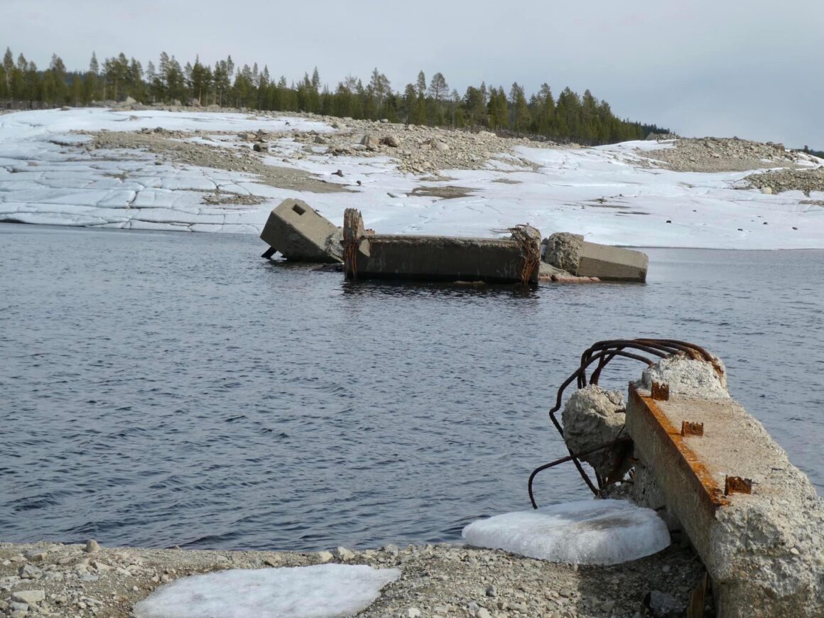 Sprängd bro över Ljusnan, Valmåsen.