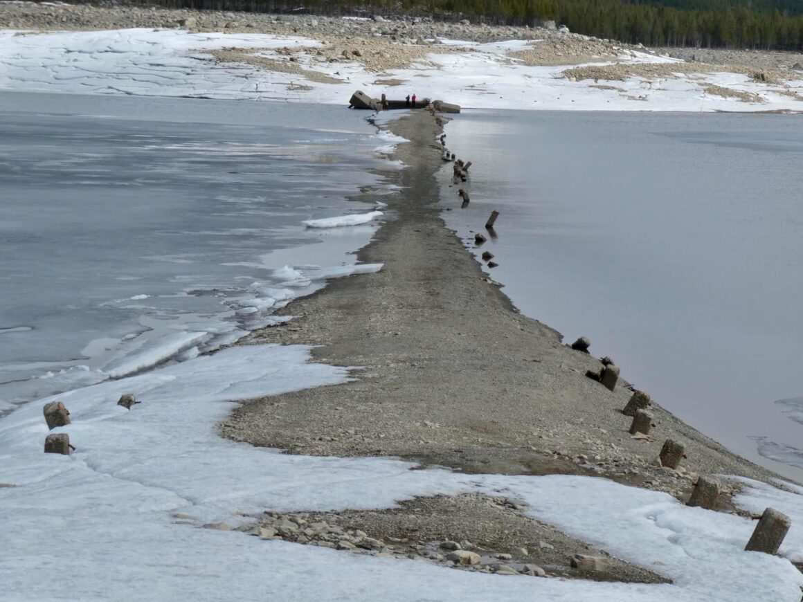 Vägen fram till den sprängda bron över Ljusnan vid Valmåsen.