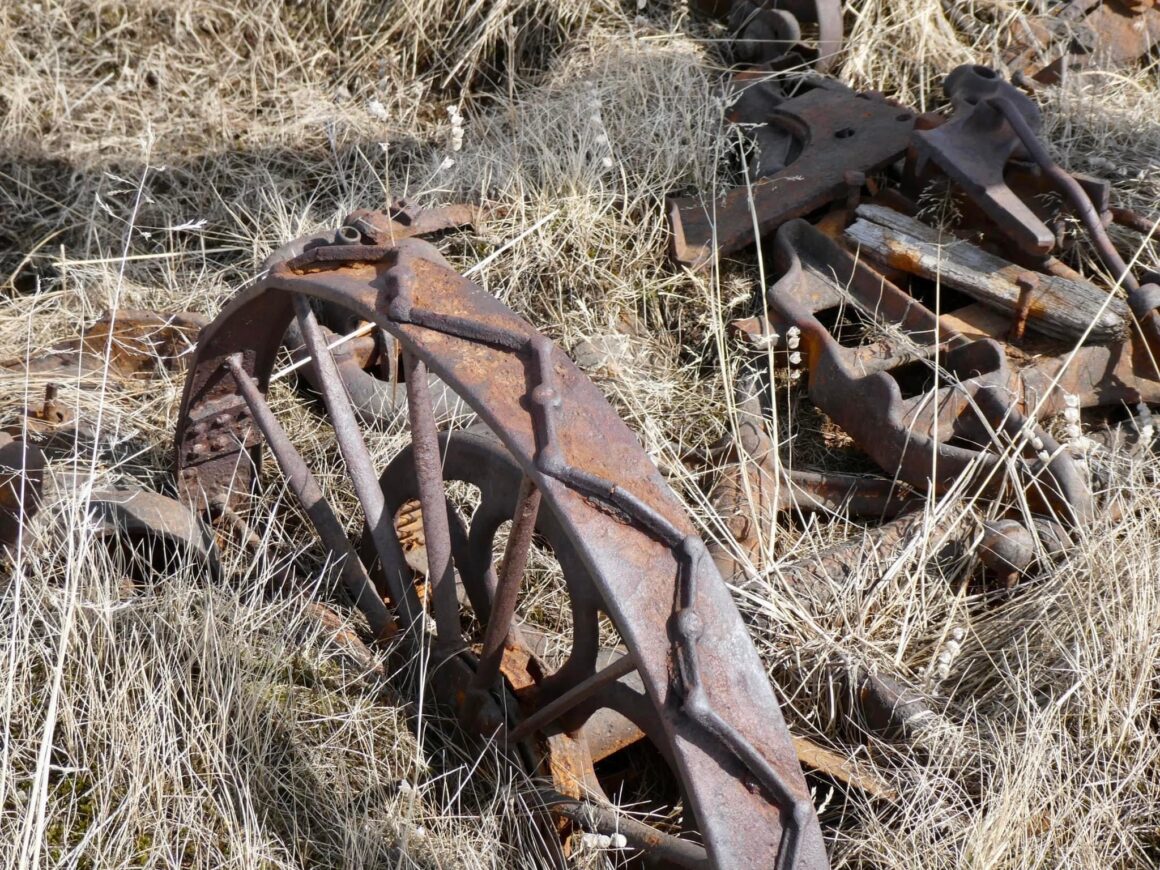 Rostig gammal slottermaskin i trasiga delar som legat länge sedan byn Valmåsen dränktes i vatten.