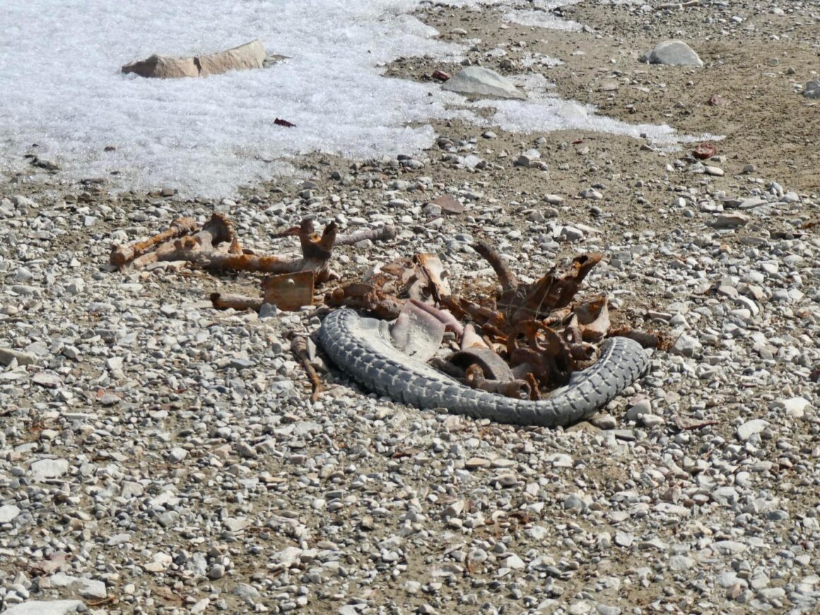Motorcykel från svunna tider innan byn Valmåsen dränktes i vatten.