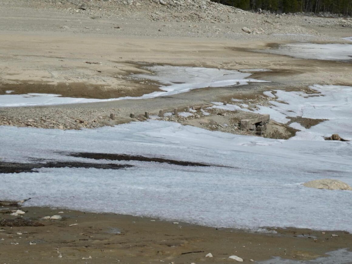 Vägen genom byn som ingen längre kan köra på. Valmåsen