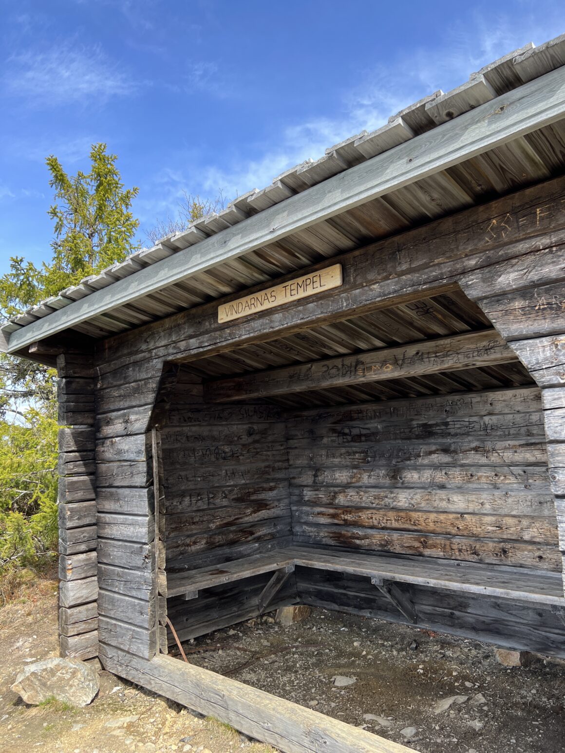 Vindskydd vid Vindarnas tempel i Vemdalen