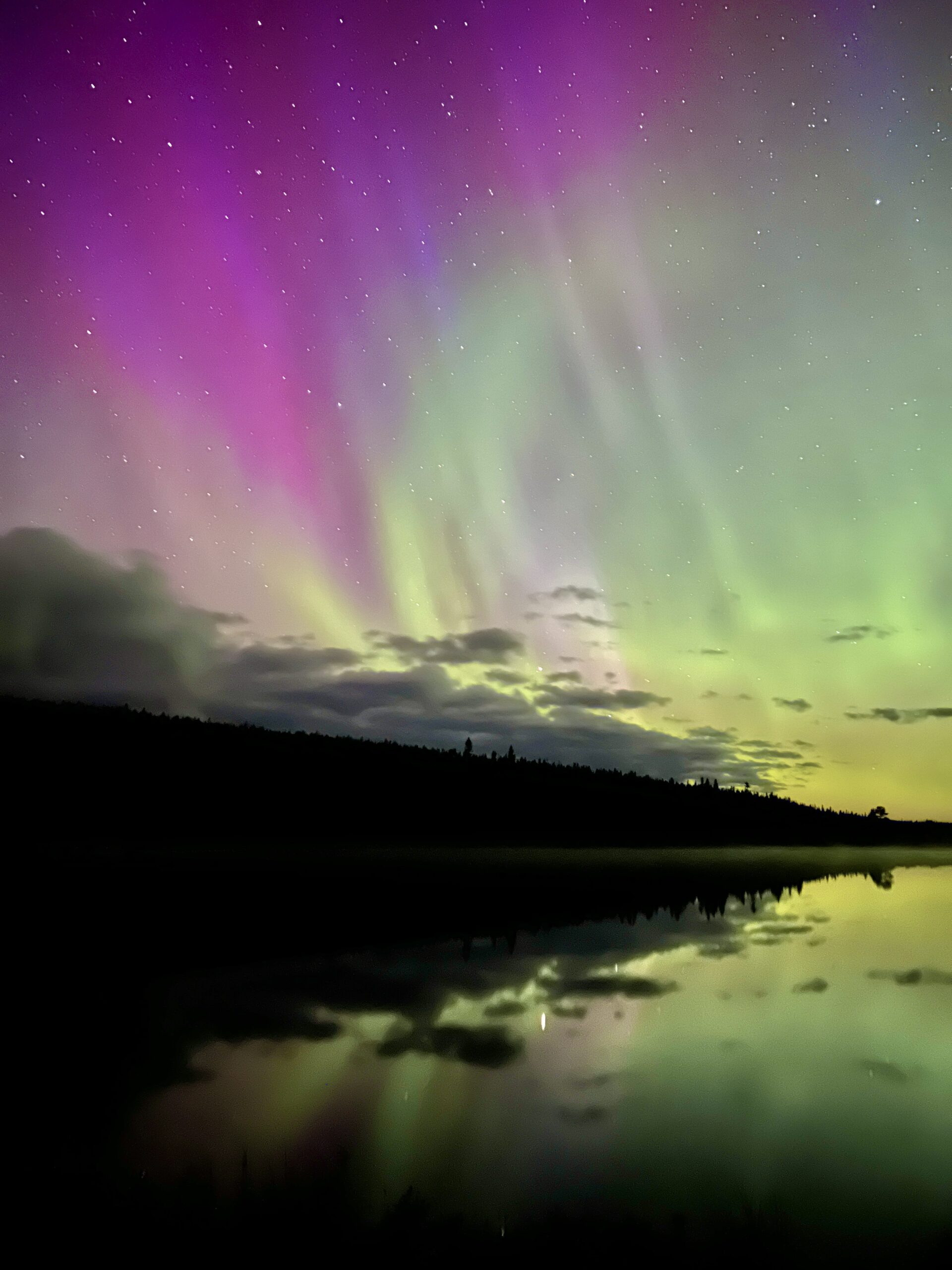 sprakande norrsken i rosa, grönt och gult