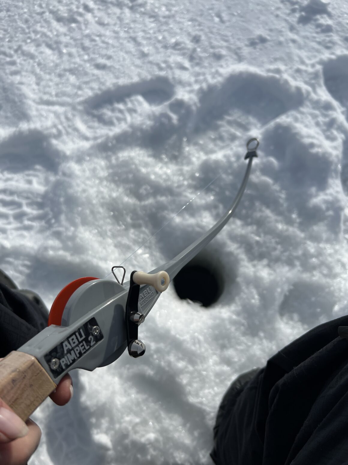 Pimpelspö och borrat hål i isen. Redo att fiska i Vemdalen. 