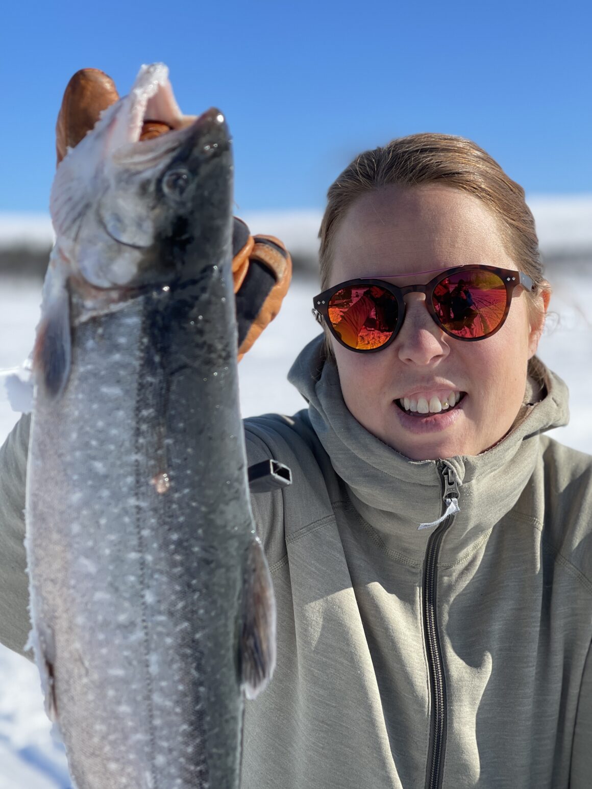 Caroline Fredin med en stor röding