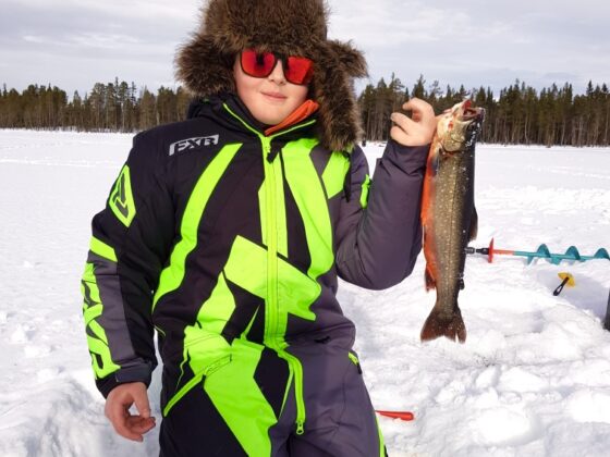 Felix Fredin Vemdalen har dragit upp en fin röding och blir härjedalsmästare 2022.