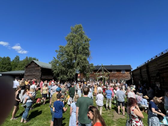 Midsommar på hembygdsgården i Vemdalen. Dans runt midsommarstången.