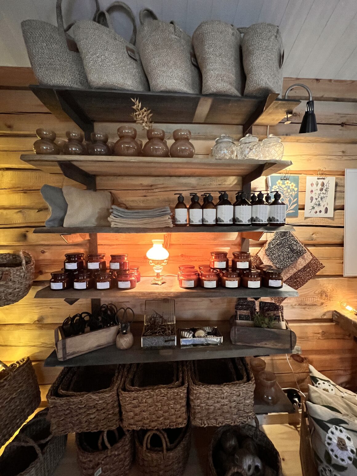 Hylla med fina inredningsartiklar på i nya gårdsbutiken Nästgårds i Vemdalen.