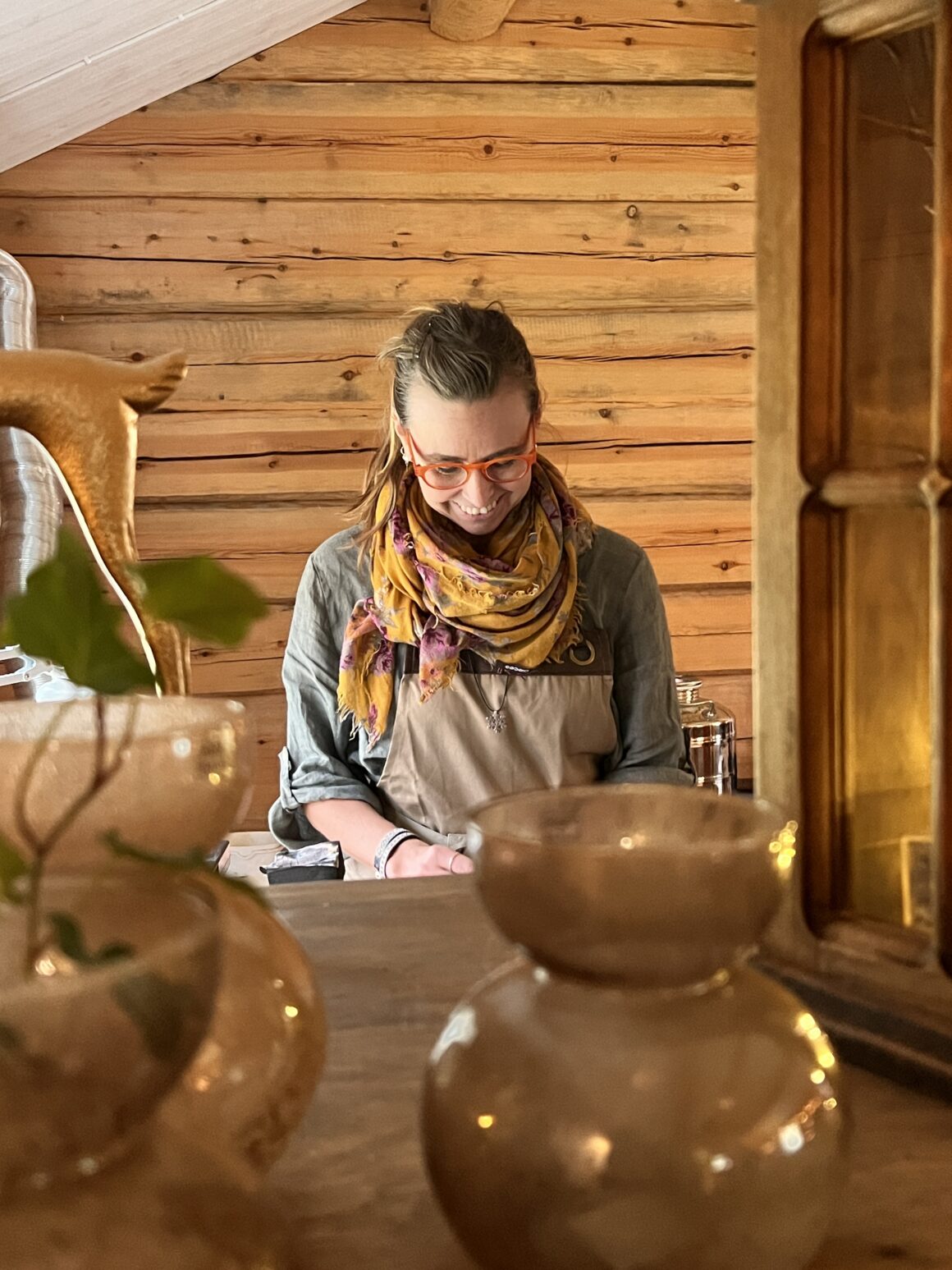 Sarah Thorén skapar silversmycken i Vemdalen