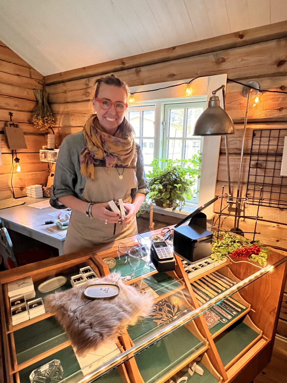 Sarah Thorén bakom kassadisken i butiken Nästgårds i Vemdalen