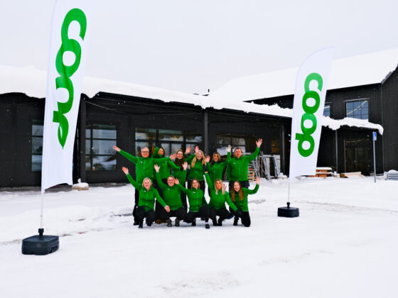 Butikspersonalen står utanför nybyggda Coop Vemdalen
