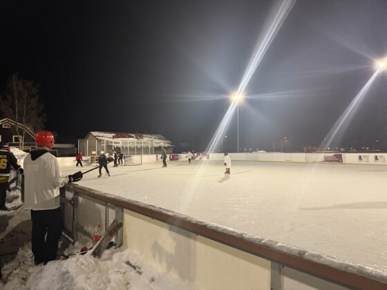 Ishockeyplan i Vemdalen. Här kan du åka skridskor.