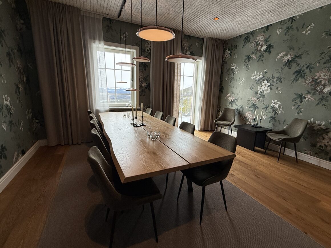 Stort bord där många fina samtal kan föras i villa Design Björnrike