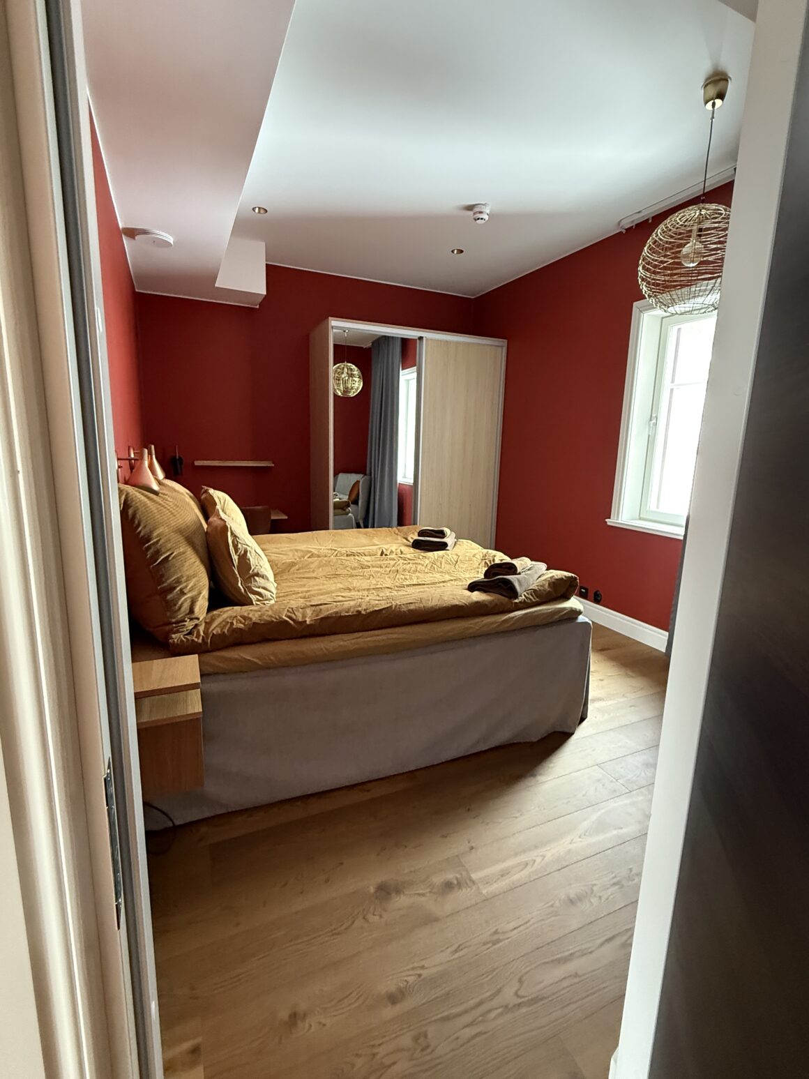 Ett av sovrummen i villa design Björnrike, Vemdalen.