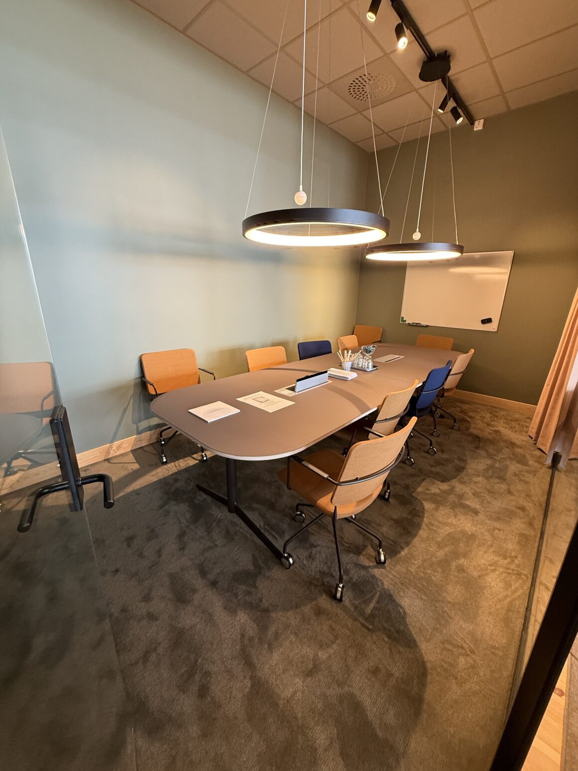 Mötesrum i coworkingspace i Villa design Björnrike