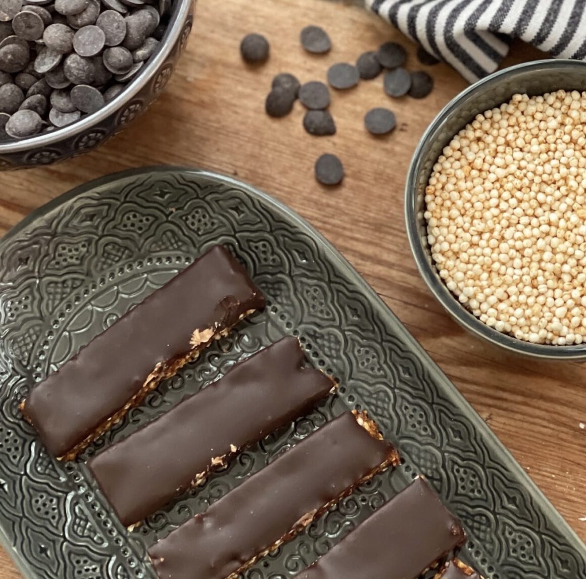 Glutenfria bars doppade I sockerfri choklad