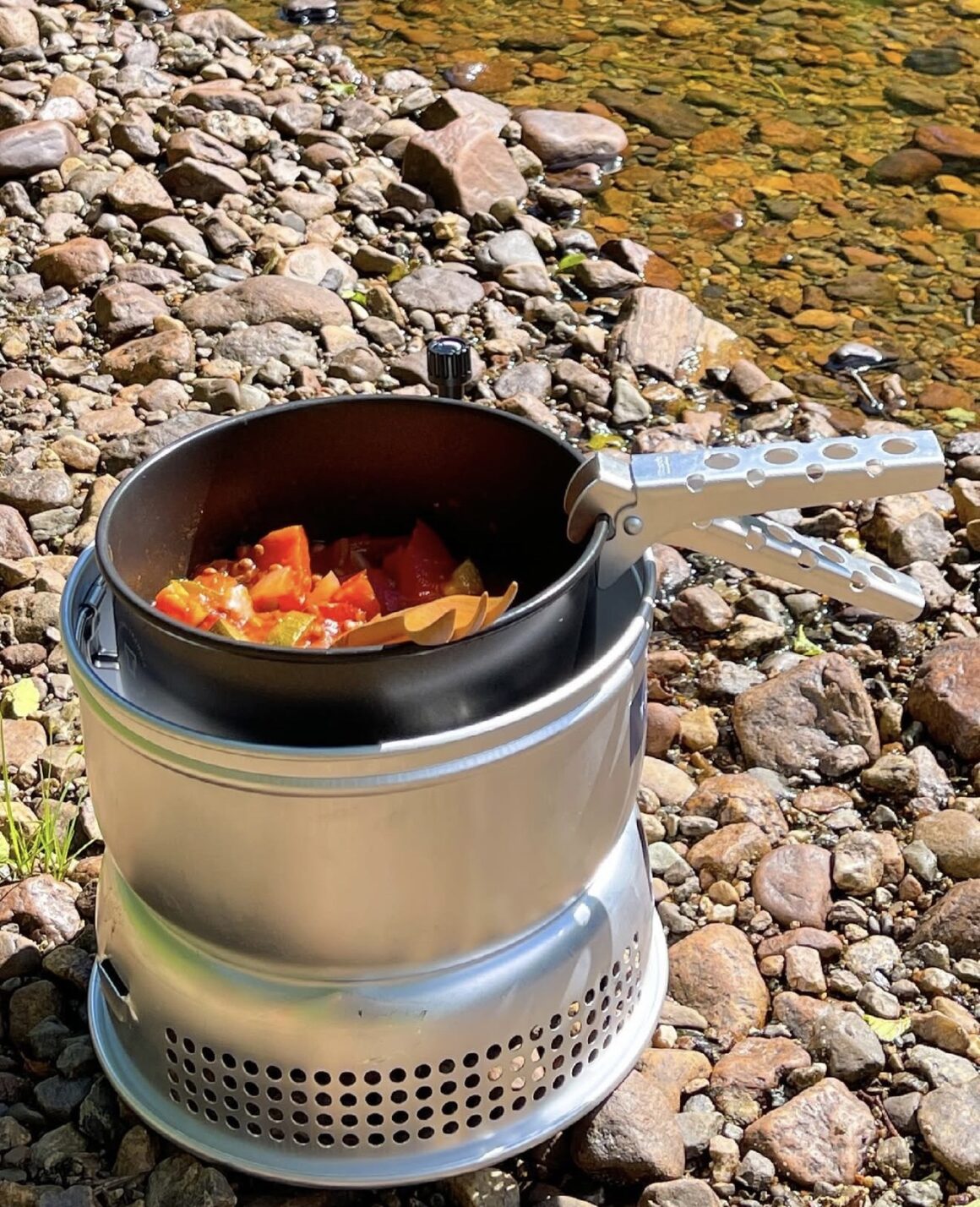 linsgryta med massa grönsaker på Trangia-kök