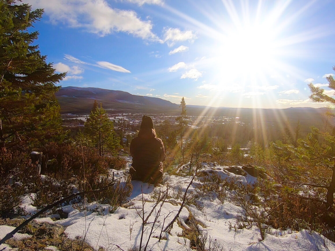 Caroline Fredin blickar ut över Vemdalen by och Högfjället.
